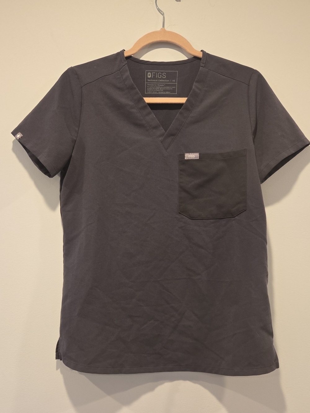FIGS Catarina One-Pocket V-Neck Scrub Top Charcoal Gray Black Pocket XS